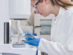 Frau im VonRoll Labor