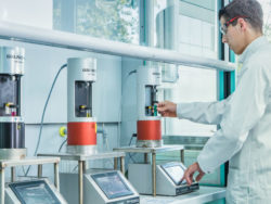 Qualitaetssicherung im Labor bei Von Roll