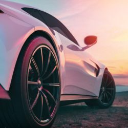 Automotiv aus Froschperspektive vor Sonnenuntergang