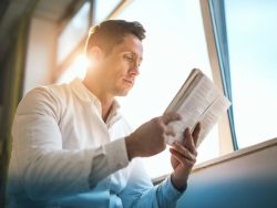 Mann liest Fachartikel