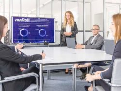 Kolleg:innen diskutieren eine Präsentation im Konferenzraum bei Von Roll