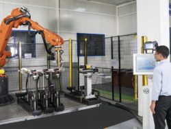 Produktionsroboterarm bei Fertigung