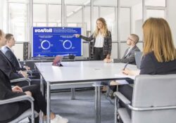 Hero: Eine Mitarbeiterin präsentiert vor Kollegen