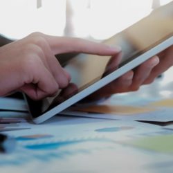 Pressemittteilungen auf Tablet