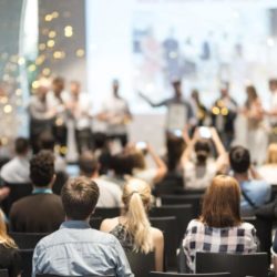 Menschen hören bei Vortrag zu