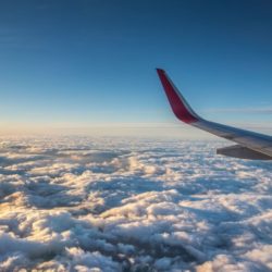 Flugzeugflügel über den Wolken